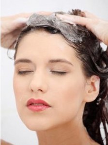 Mujer aplicando aceite de almendras en el pelo